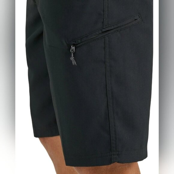 🖤 Wrangler Men's Black Outdoor Shorts – Size 42 NWT black cargo shorts new - Picture 3 of 16